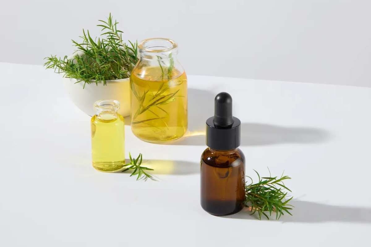 Flakes Everywhere? Try These Home Remedies for Dandruff | Healthcare 360 Magazine